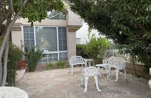 Santa Clarita House | 2-Storey Model Home with High Ceilings and Spacious Yard