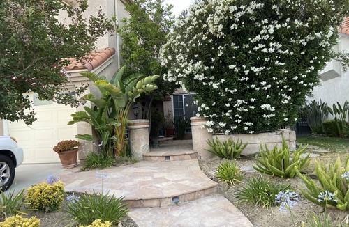 Santa Clarita House | 2-Storey Model Home with High Ceilings and Spacious Yard