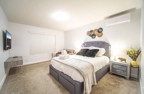 Walnut Apartment | 2 TVs - Vaulted Ceiling - Private Kitchen & Entrance