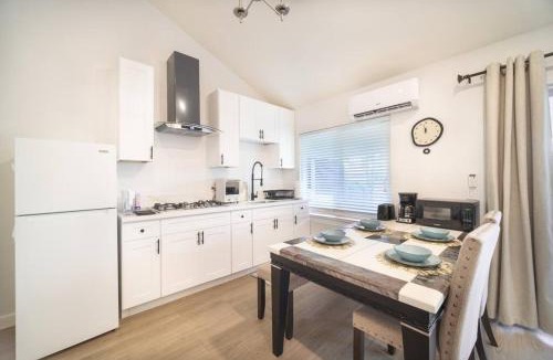 Walnut Apartment | 2 TVs - Vaulted Ceiling - Private Kitchen & Entrance