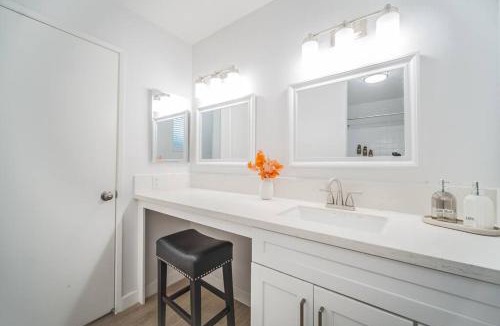 Walnut Apartment | 2 TVs - Vaulted Ceiling - Private Kitchen & Entrance
