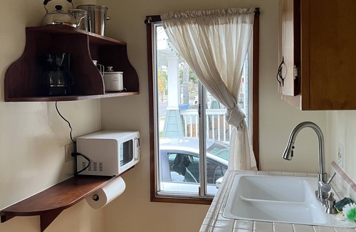 Eastside Apartment | #2-Walk to Beach, Museum, Theater, shops & restaurants