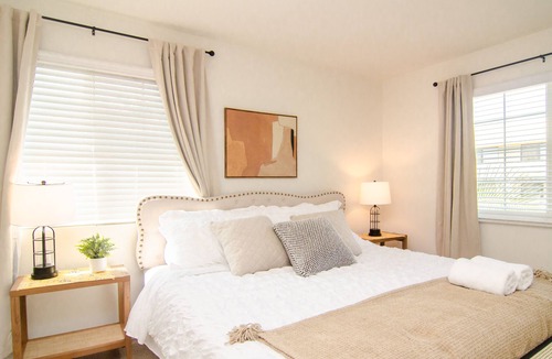 Ontario House | 20% OFF Weekly Stay - 4 BR - 3 miles to Airport