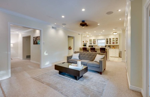 Bakersfield House | 200 m² House ∙ 3 bedrooms ∙ 6 guests