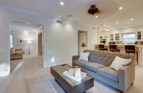 Bakersfield House | 200 m² House ∙ 3 bedrooms ∙ 6 guests