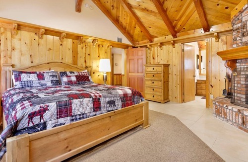 Fox Farm Cabin | 2030-bearfoot Lodge 5 Bedroom Home by RedAwning