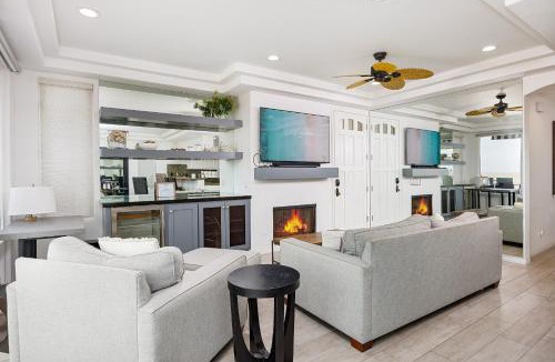 Balboa Peninsula Apartment | 204 E Oceanfront