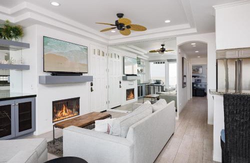 Balboa Peninsula Apartment | 204 E Oceanfront