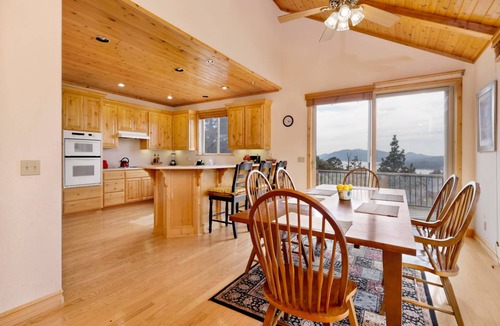 Castle Glen Estates Cabin | 206 m² Cabin ∙ 3 bedrooms ∙ 8 guests