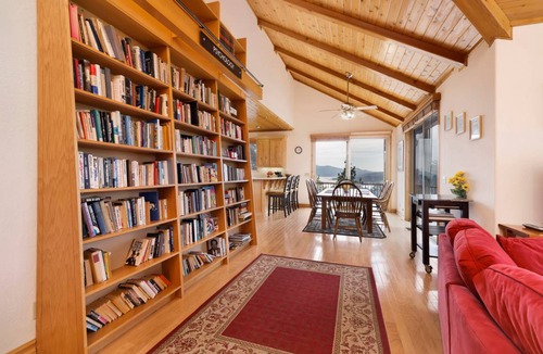 Castle Glen Estates Cabin | 206 m² Cabin ∙ 3 bedrooms ∙ 8 guests