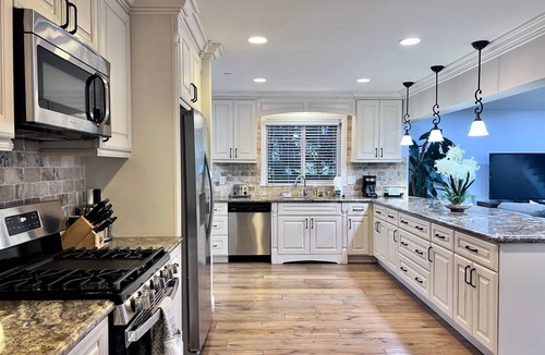 Southwest Anaheim House | 214 m² House ∙ 5 bedrooms ∙ 10 guests