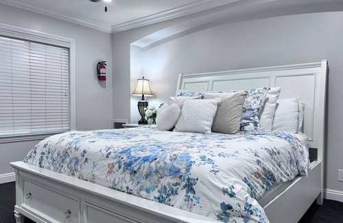 Southwest Anaheim House | 214 m² House ∙ 5 bedrooms ∙ 10 guests