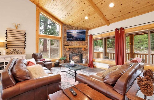 Castle Glen Estates Cabin | 223 m² Cabin ∙ 3 bedrooms ∙ 10 guests