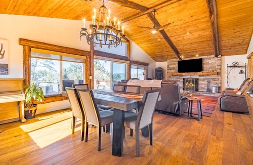 Upper Moonridge House | 239 m² House ∙ 3 bedrooms ∙ 8 guests