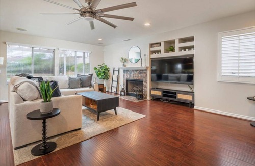 Santa Clarita House | 264 m² House ∙ 4 bedrooms ∙ 8 guests