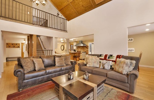 Evergreen Estates Cabin | 296 m² Cabin ∙ 4 bedrooms ∙ 16 guests
