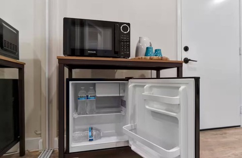 Monrovia House | 2BD 1BA - Convenient - Free P - DTLA l Disneyland