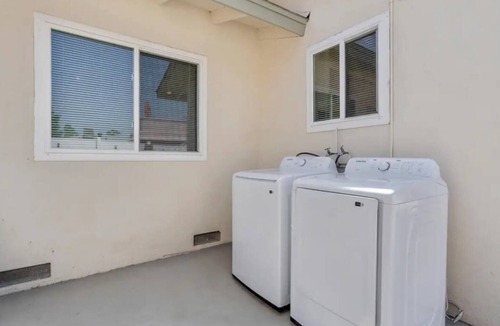 Monrovia House | 2BD 1BA - Convenient - Free P - DTLA l Disneyland