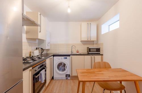 Custom House Apartment | 2BD Apt East London Sleeps 7!