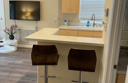 Lake Balboa House | 2bed 1bath GH house with parking near Van Nuys airport & Universal Studio for 4+