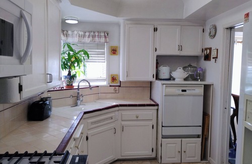 Harbor Gateway North House | 2br Cottage near Intuit, Lax,& Sofi