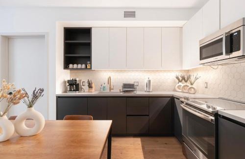 Burbank Apartment | 2BR Hollywood Luxury Condo