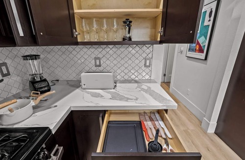 North Central House | 2BR Homey Cottage near Rosebowl - Free Parking