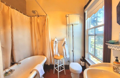 Moss Landing Cabin | 2nd floor(Upstairs/Level 01) - Historic House - Fireplace.