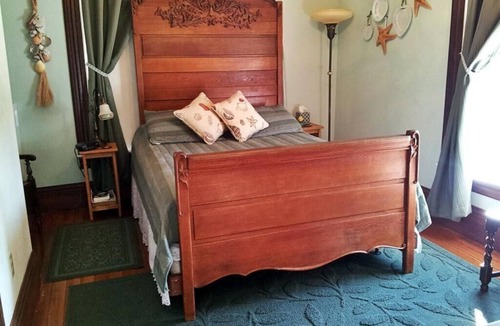 Moss Landing Hotel | 2nd floor(Upstairs/Level 01) - Historic House - Fireplace.