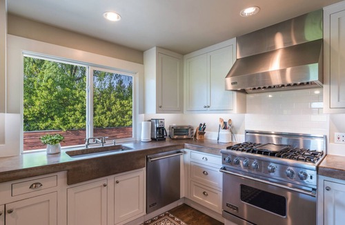 St. Helena House | 3 bd 2 ba Vineyard View Farmhouse close to downtown St. Helena Permit PL24-006
