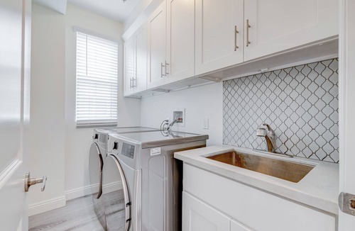 Mid Central House | 3 BDRM 3BA Townhome in Prime Pasadena with Private Parking