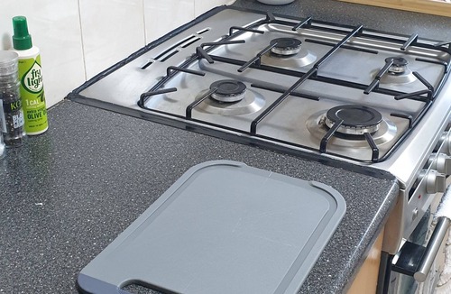 Wolverhampton House | 3-Bed Detached Home. Contractors & Families. Quiet cul-de-sac. Parking.