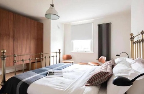 Primrose Hill Apartment | 3 Bed Duplex with Kitchen + Netflix + Wifi (Ainger Road)