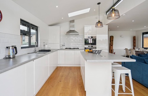 Windsor House | 3 Bed | Marina Lodge on River Thames By Tempstay