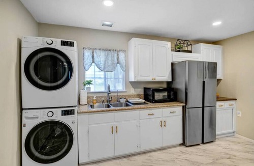 Alhambra House | 3-Bed Retreat with Spa-Like Bath, Well-Equipped Kitchen, Laundry On-Site, and Reserved Parking.