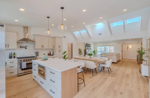 View Park-Windsor Hills House | 3-bedroom house in perfect View Park-Windsor Hills with AC, pool & gym