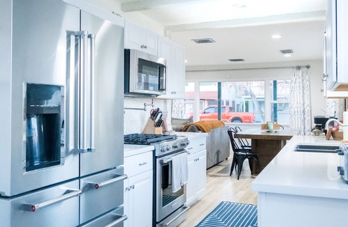 Bishop House | 3 bedroom 2 bath private house,walkable to restaurants, shops, and breweries.