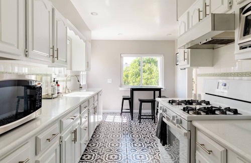 Bixby Knolls House | 3 Bedroom, 2 Bathroom with Stunning Backyard and Laundry