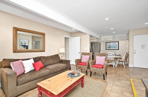 Santa Ana Heights House | 3 Bedroom 3 Bath Home w/Patio 1 block from beach