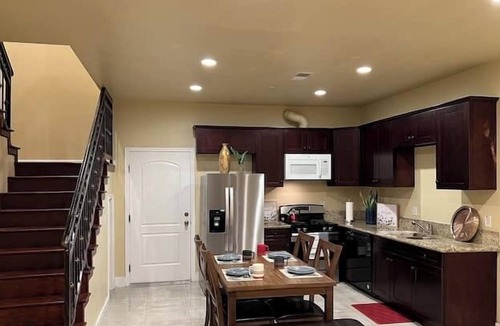 Rialto Apartment | 3 Bedroom 645794 by Houzlet