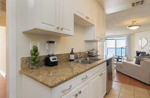 Marina Peninsula Apartment | 3-bedroom apartment in fabulous Marina del Rey with WiFi, fitness room