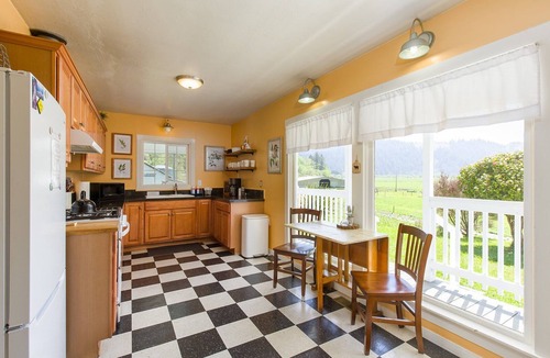 Orick House | 🌲3-Bedroom Coastal Farmhouse, BBQ, Games, Bikes - modern touch meets farmhouse decor 🏡🐄