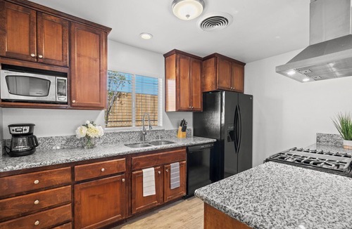 Panama House | 3-bedroom Countryside Home in adorable Bakersfield with AC, Wi-Fi, Pet Friendly