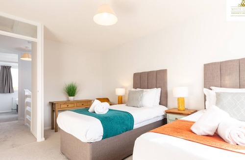 Shephall House | 3 Bedroom House Free Paring & Wi-fi Stevenage Welcome Families & Contractors
