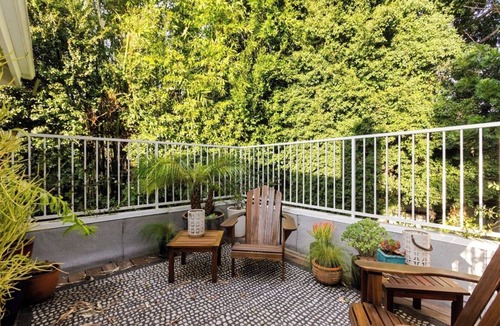 Tri-West House | 3-bedroom house in amazing Melrose Place, Los Angeles with Jacuzzi