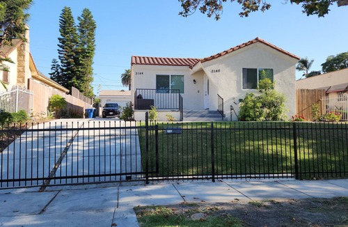 Los Angeles House | 3-bedroom House in brilliant LA, close to LAX, SOFI, HOLLYWOOD, and Downtown LA.