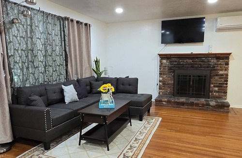 Midway City House | 3-bedroom house in peaceful Midway City near Disneyland