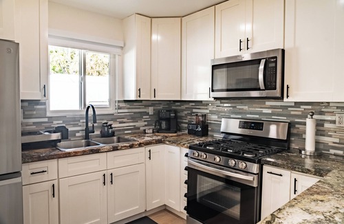 La Sierra Hills House | 3 Bedroom House, King Bed, Full Kitchen, BBQ Grill