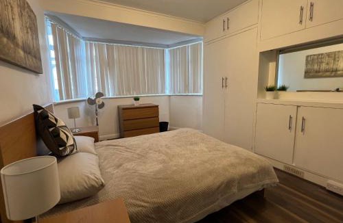 North Finchley House | 3 Bedroom modern house 15 min to tube, shops near by