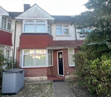 North Finchley House | 3 Bedroom modern house 15 min to tube, shops near by